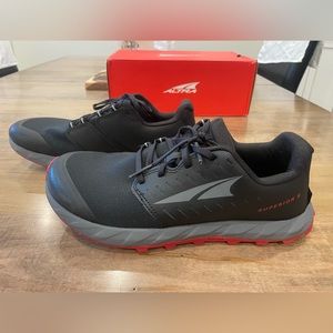 BNIB Altra Superior 5 Trail Runner *fits small*